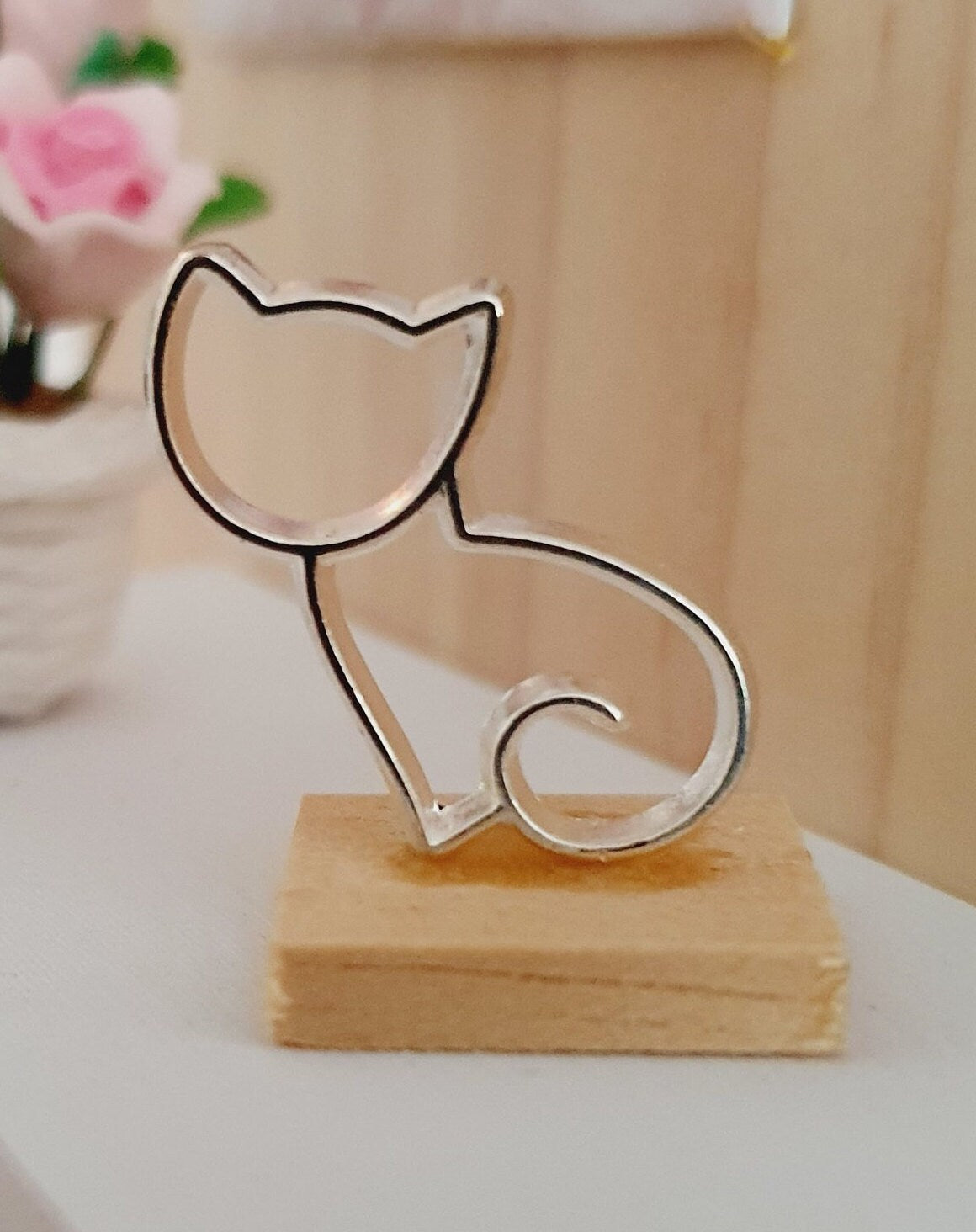 Cat Ornament on Wooden Stand – alternate view 4 | 1:12 scale dolls house miniature