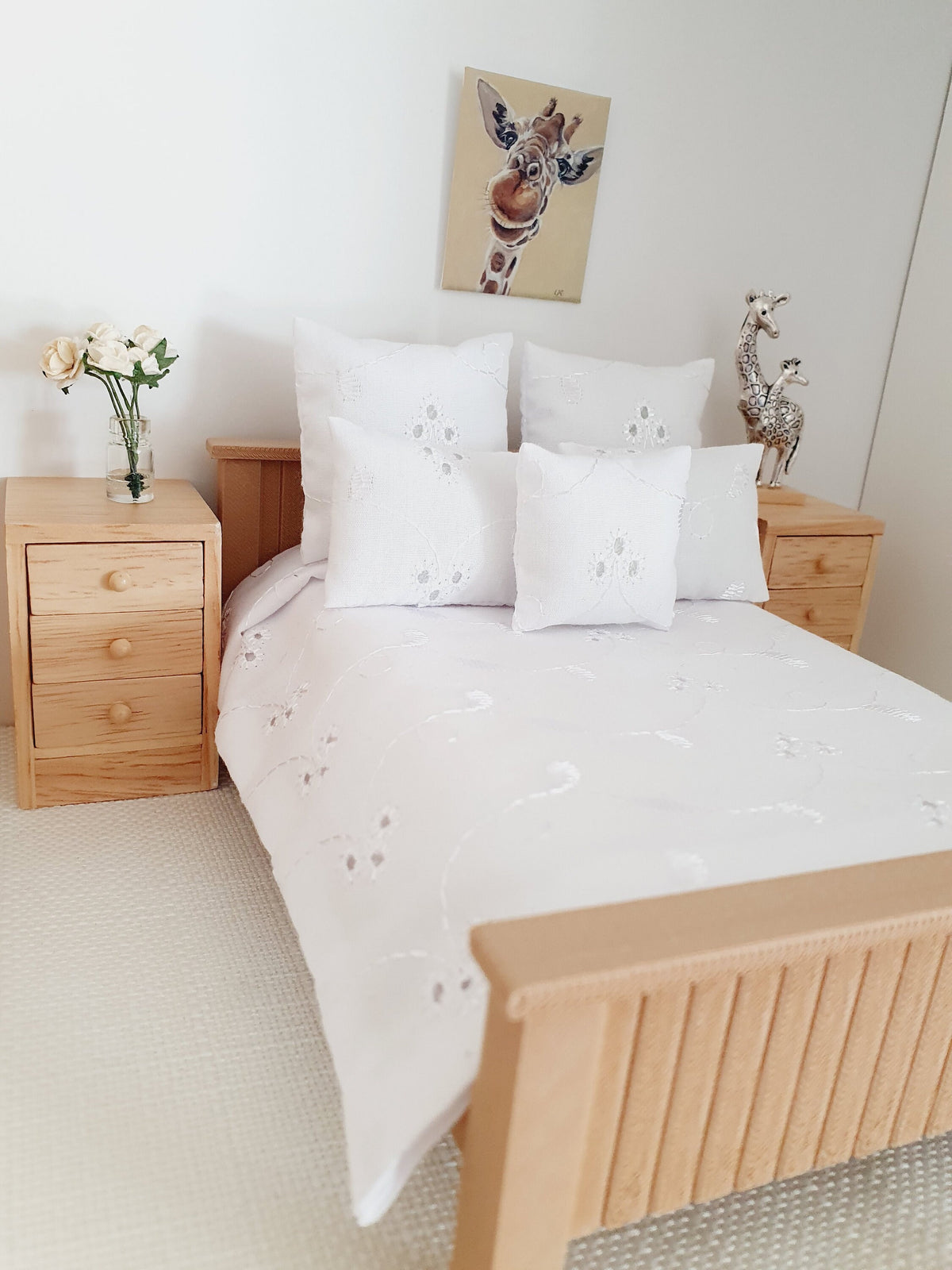 White 6-Piece Double Bedding Set – alternate view 3 | 1:12 scale dolls house miniature