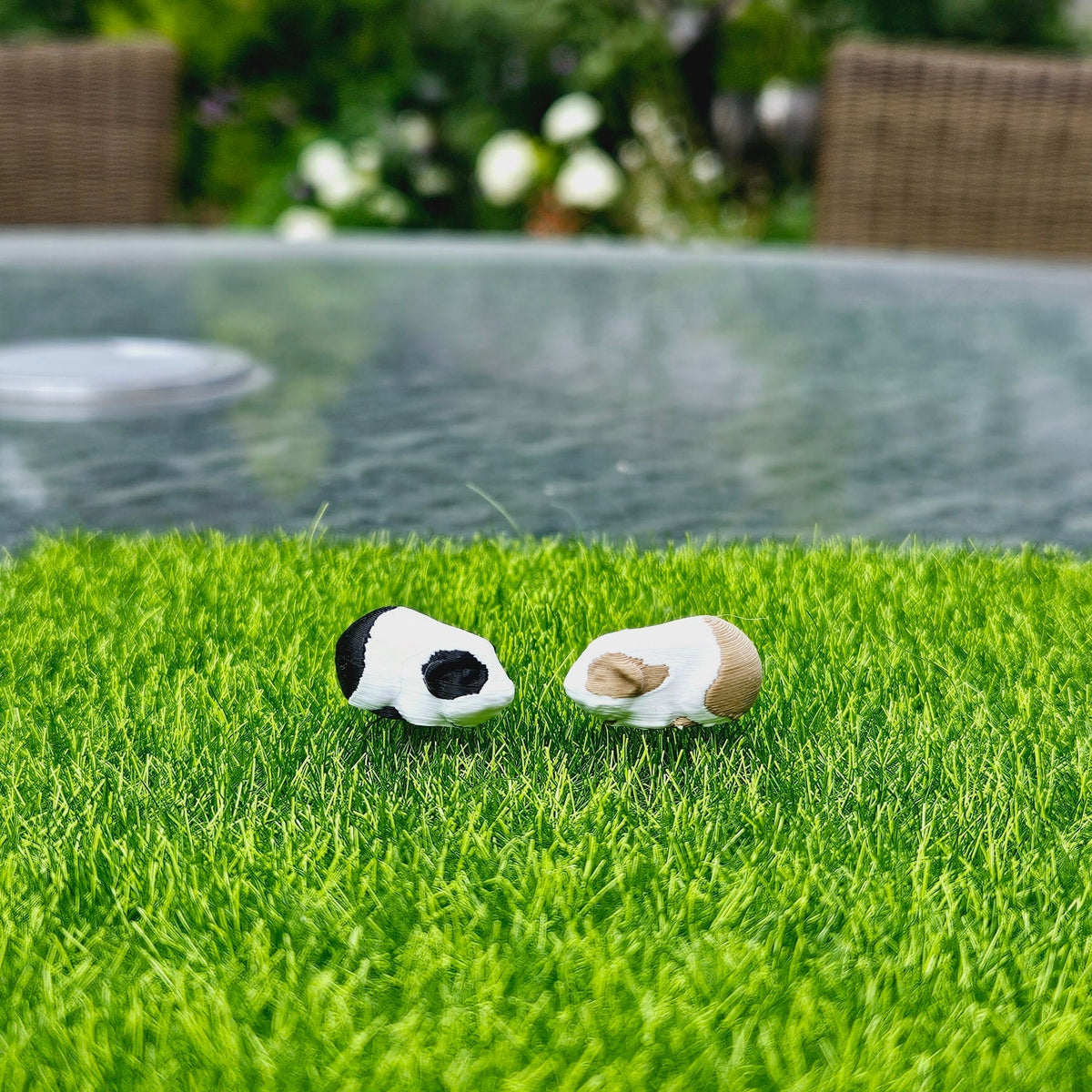 dollhouse guinea pigs, 2x guinea pigs, 1x black and white, 1x brown and white, length 2cm, 3d printed, 12th scale miniature