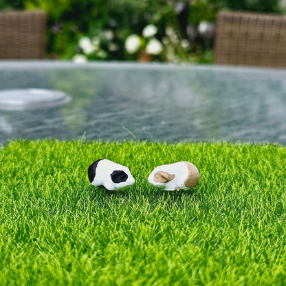 dollhouse guinea pigs, 2x guinea pigs, 1x black and white, 1x brown and white, length 2cm, 3d printed, 12th scale miniature