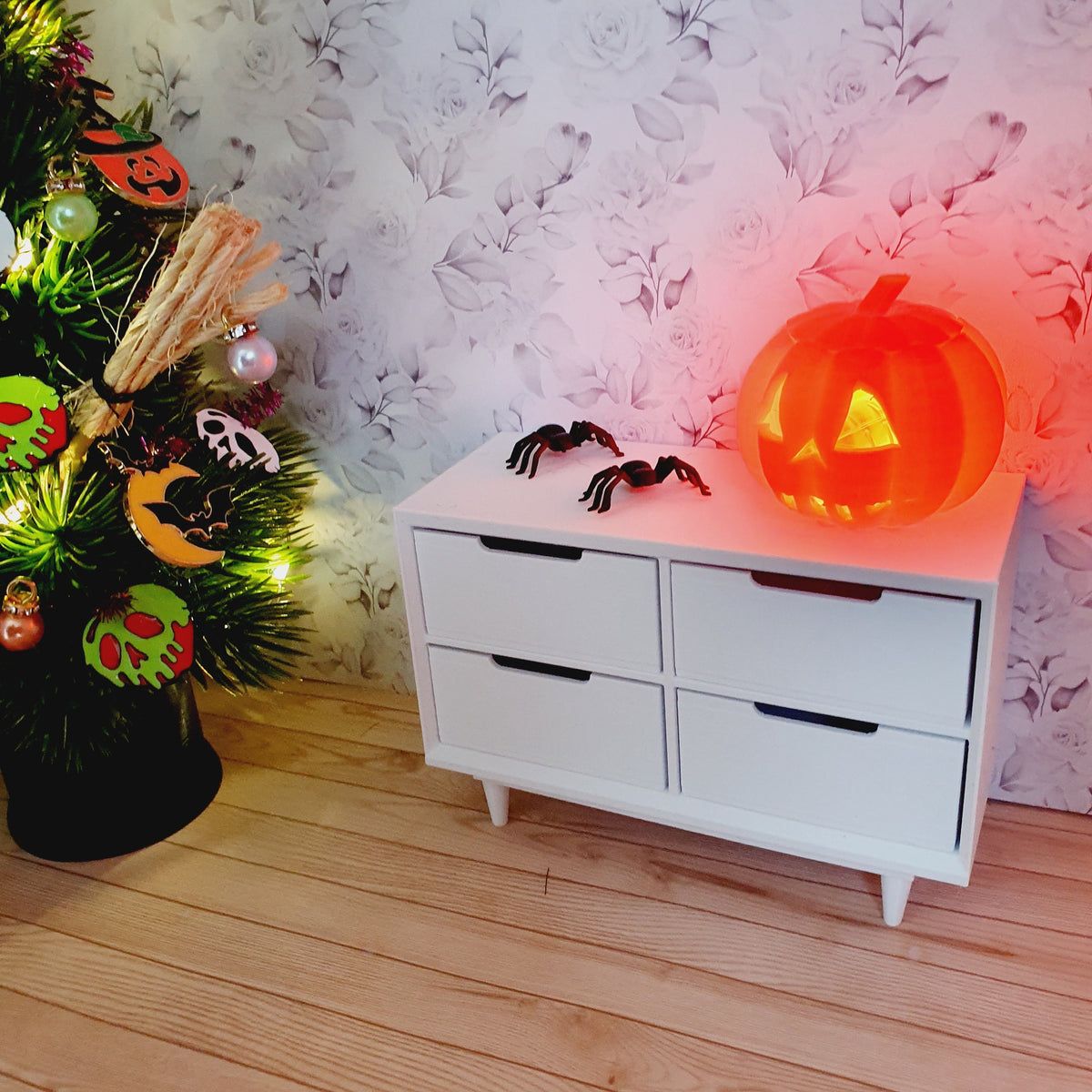 dollhouse light up pumpkin, white or orange, lids removes, battery light, warm white light, pumpkin has cut out happy face, 3d printed, measures H: 4.5cm, miniature