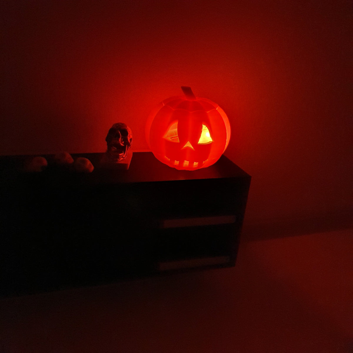 dollhouse light up pumpkin, white or orange, lids removes, battery light, warm white light, pumpkin has cut out happy face, 3d printed, measures H: 4.5cm, miniature