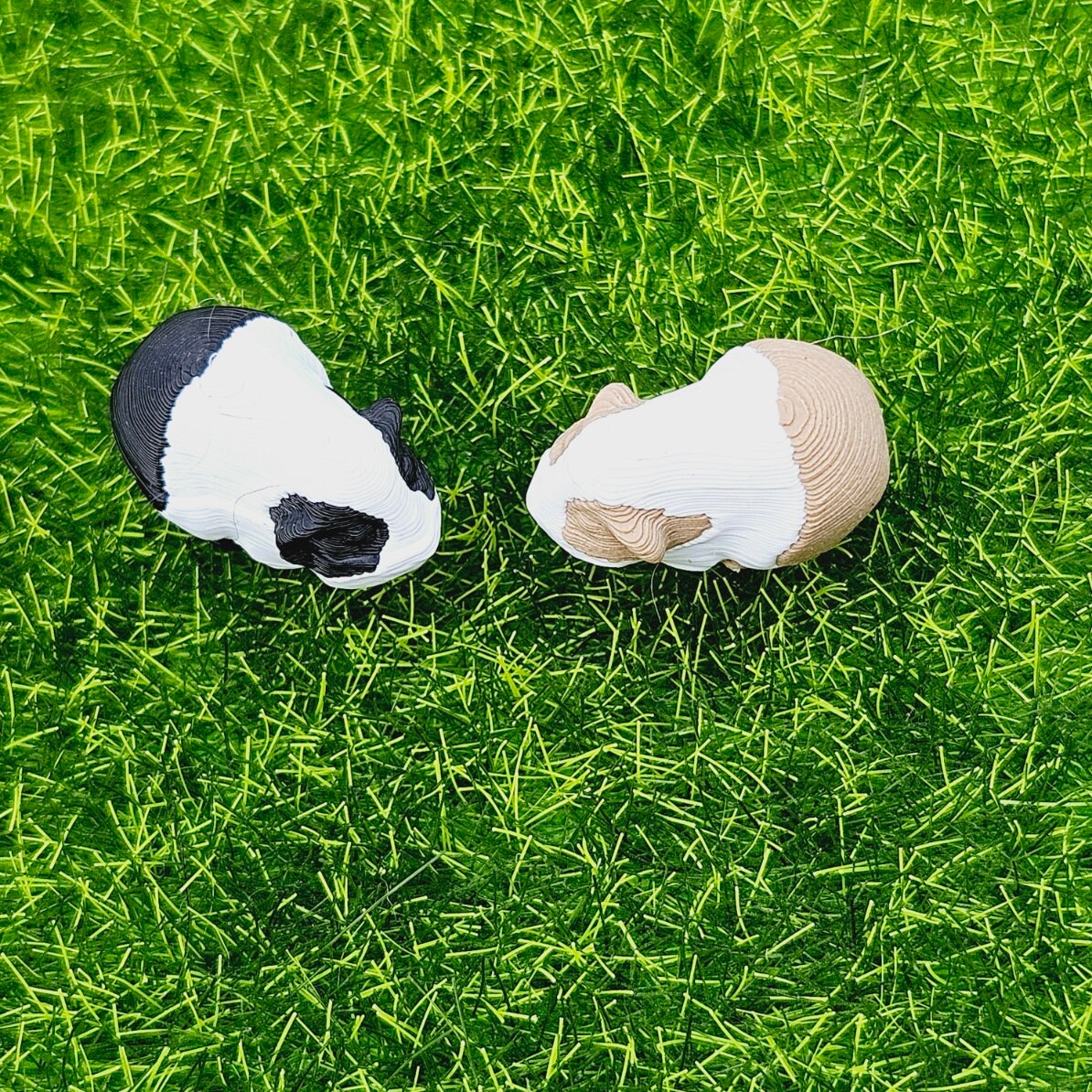 dollhouse guinea pigs, 2x guinea pigs, 1x black and white, 1x brown and white, length 2cm, 3d printed, 12th scale miniature