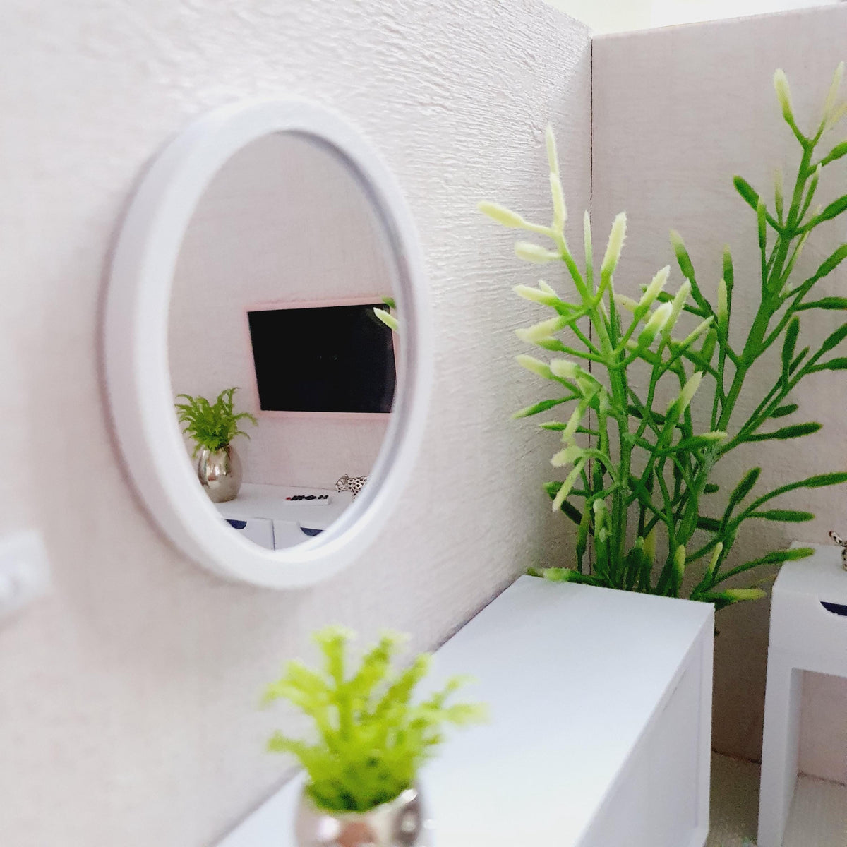 Coloured Round Mirror – 63 mm | 1:12 scale dolls house miniature