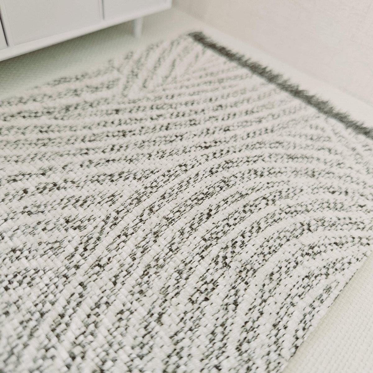 Patterned Light Grey and White Rug – alternate view 4 | 1:12 scale dolls house miniature