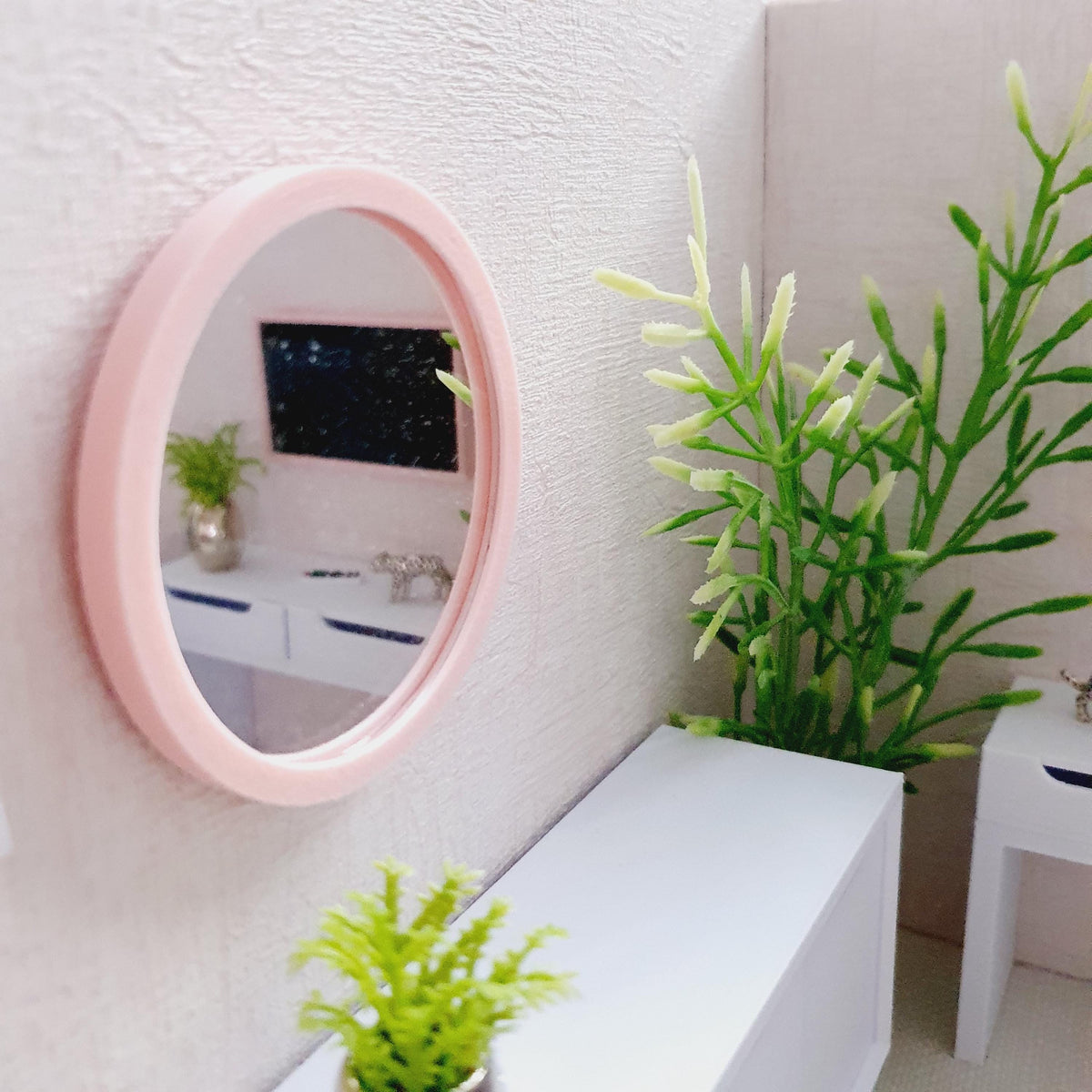 Coloured Round Mirror – 63 mm – alternate view 3 | 1:12 scale dolls house miniature