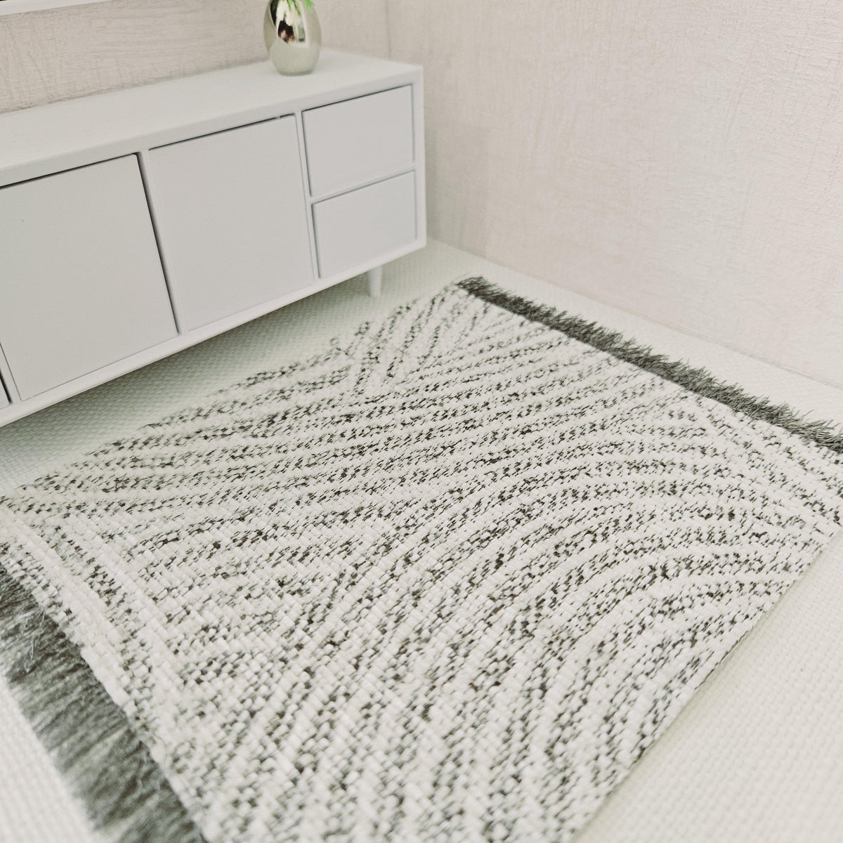 Patterned Light Grey and White Rug | 1:12 scale dolls house miniature