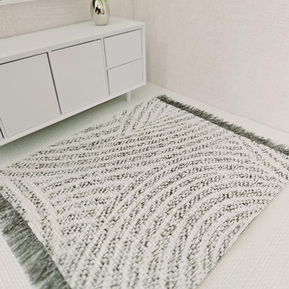 Patterned Light Grey and White Rug | 1:12 scale dolls house miniature