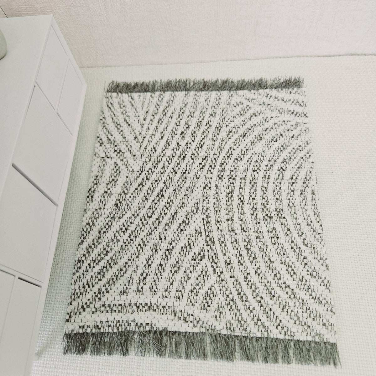 Patterned Light Grey and White Rug – alternate view 5 | 1:12 scale dolls house miniature