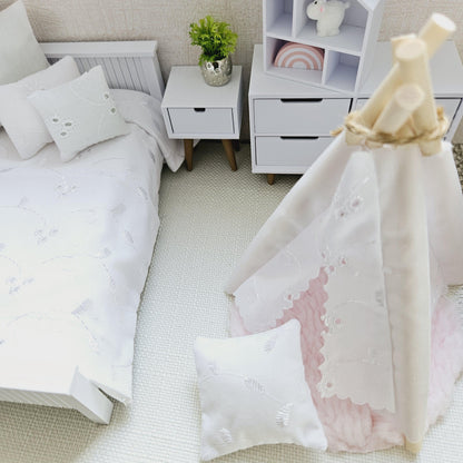 White Junior/Single Bedding Set – alternate view 3 | 1:12 scale dolls house miniature