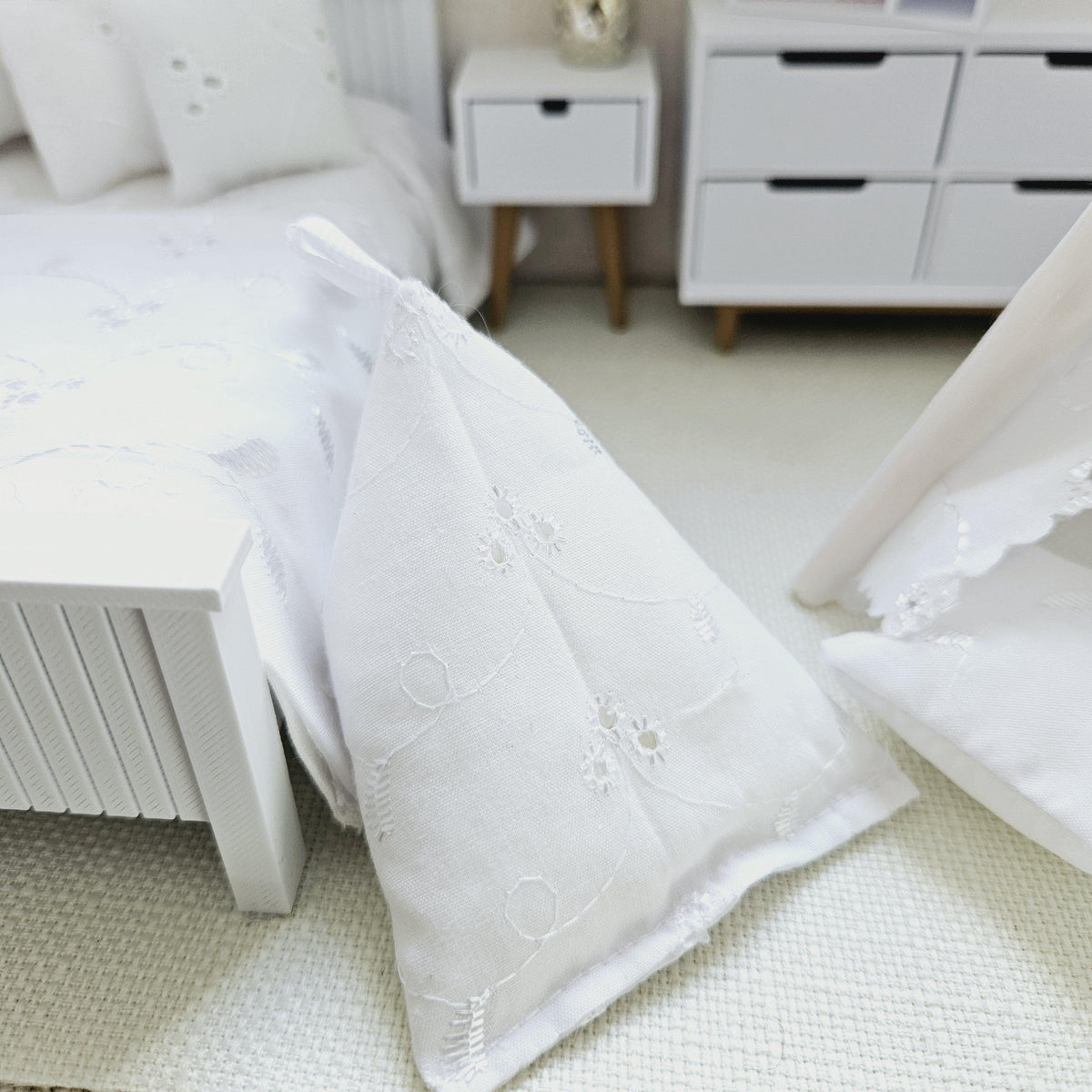 White Junior/Single Bedding Set – alternate view 6 | 1:12 scale dolls house miniature