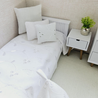 White Junior/Single Bedding Set – alternate view 7 | 1:12 scale dolls house miniature