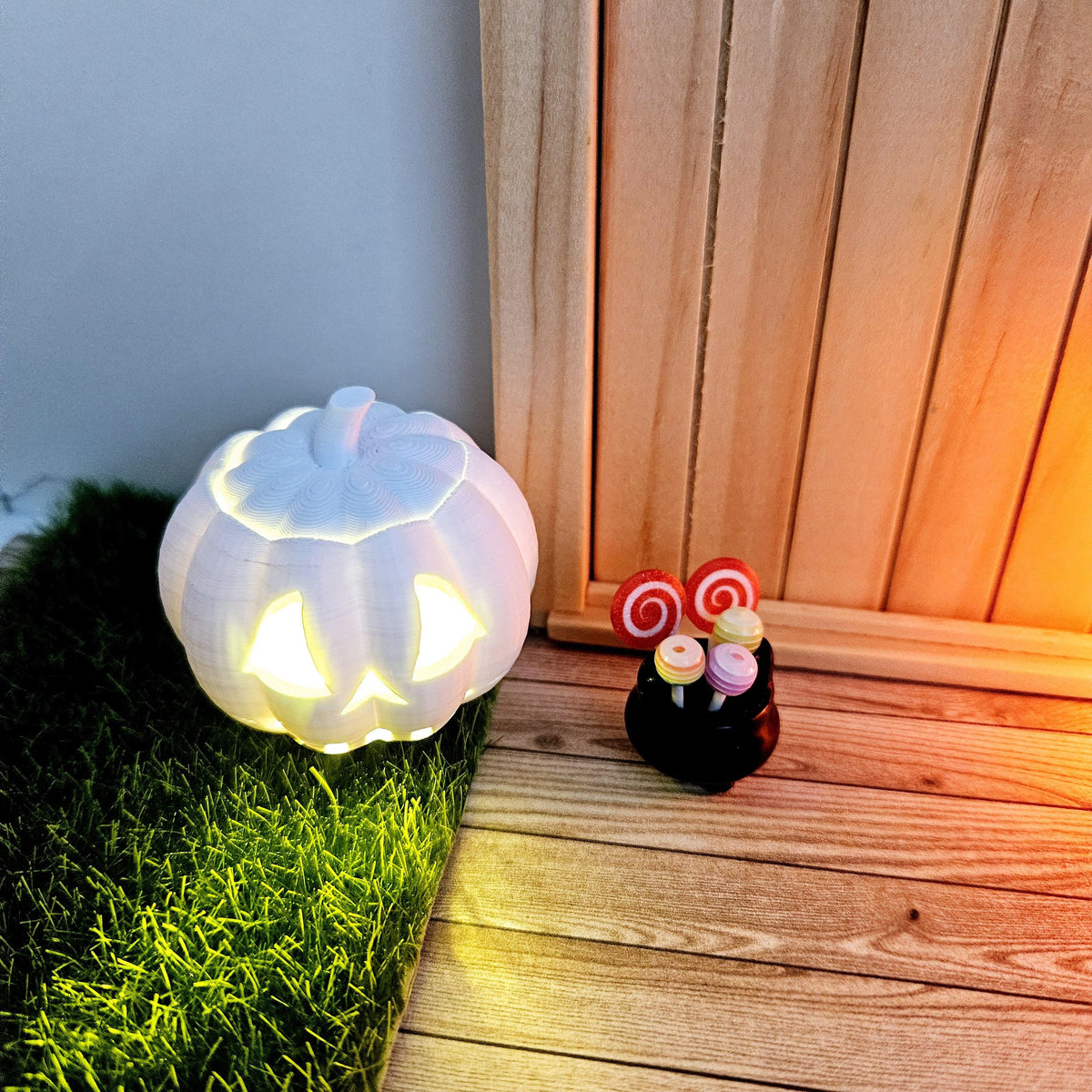 dollhouse light up pumpkin, white or orange, lids removes, battery light, warm white light, pumpkin has cut out happy face, 3d printed, measures H: 4.5cm, miniature