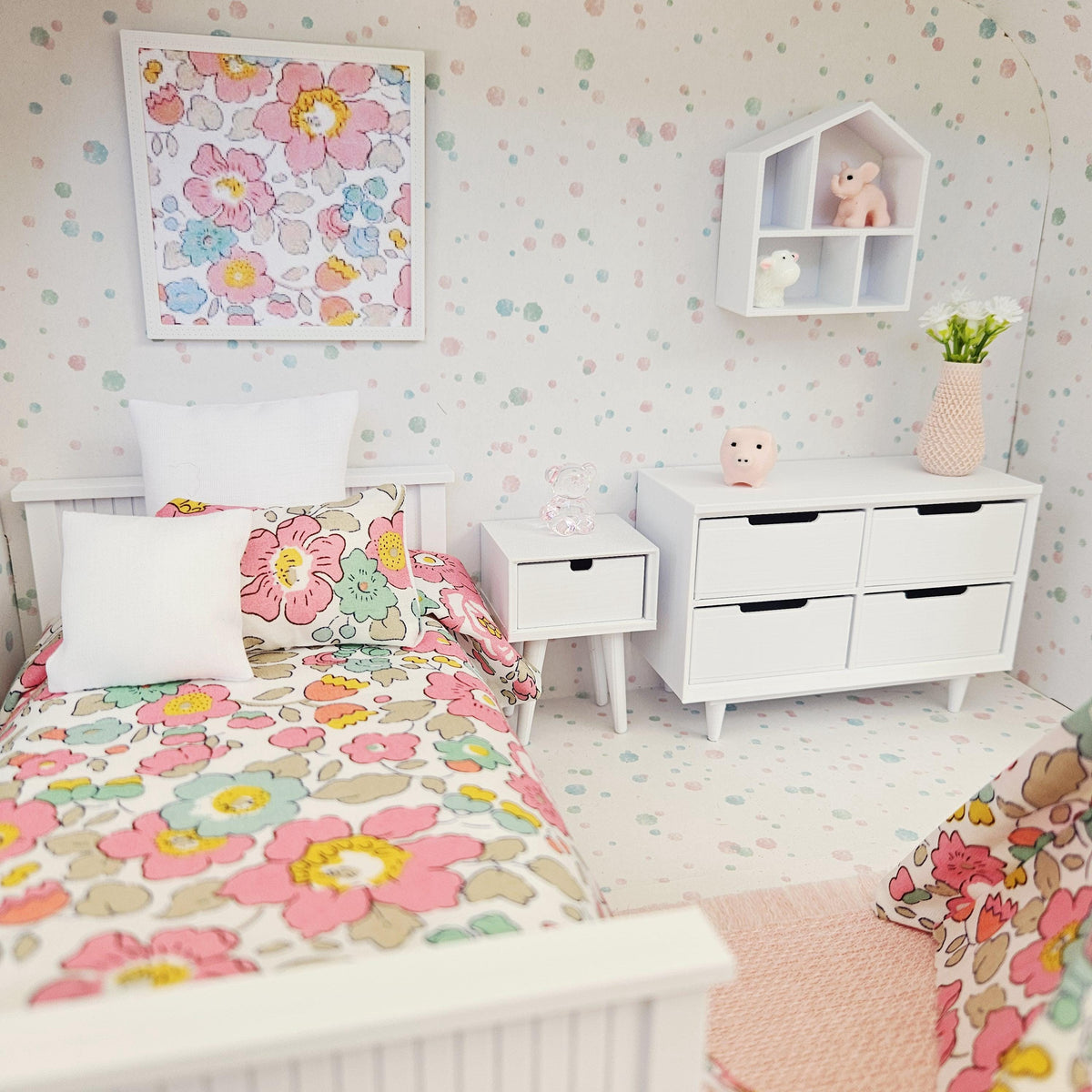 Liberty Betsy Suitcase Dollhouse – alternate view 3 | 1:12 scale dolls house miniature