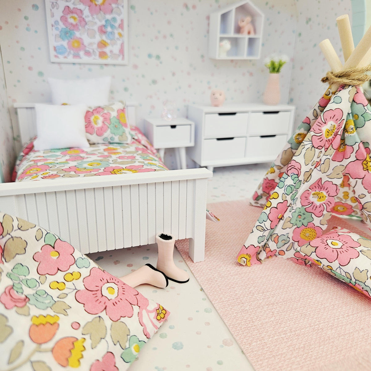Liberty Betsy Suitcase Dollhouse – alternate view 4 | 1:12 scale dolls house miniature