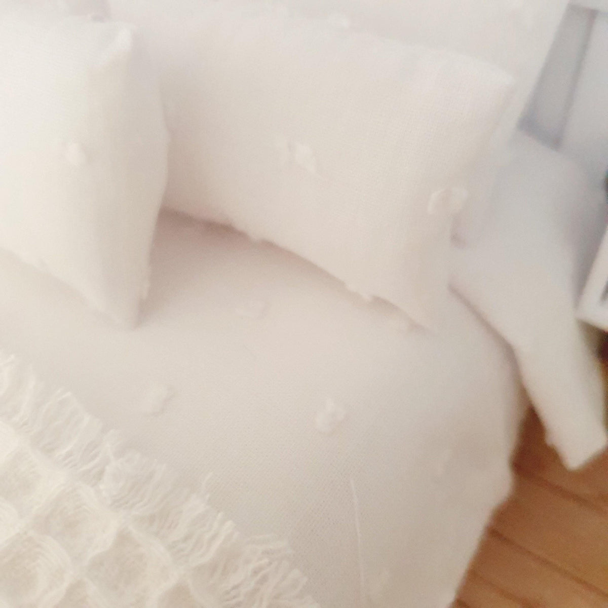 White 7-Piece Double Bedding Set – alternate view 4 | 1:12 scale dolls house miniature