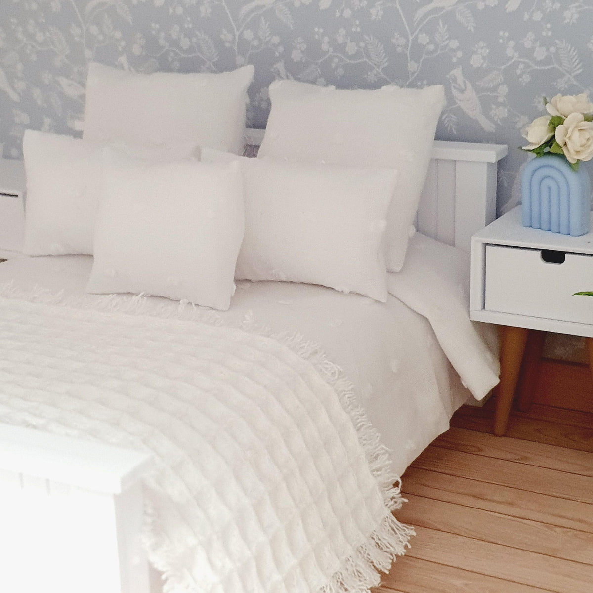 White 7-Piece Double Bedding Set – alternate view 6 | 1:12 scale dolls house miniature