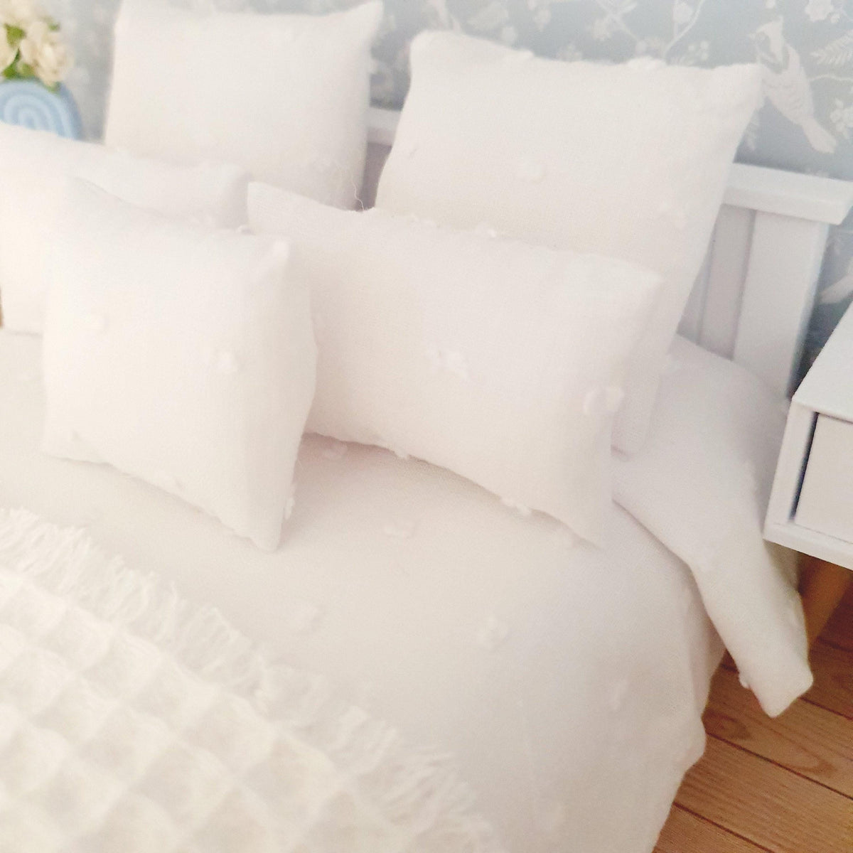 White 7-Piece Double Bedding Set – alternate view 3 | 1:12 scale dolls house miniature
