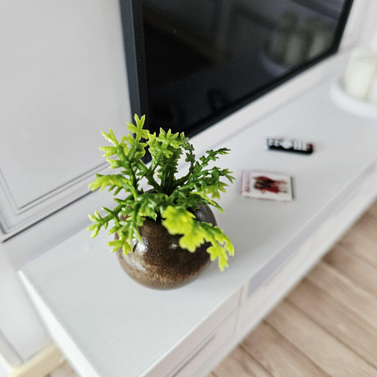 Dark Wood Pot with Green Plant – alternate view 2 | 1:12 scale dolls house miniature