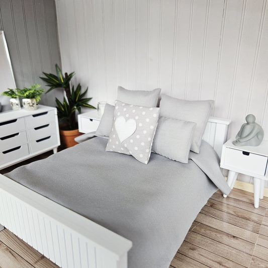 Dolls House Bedding Set: Light Grey Miniature Double Bedding (12th Scale)
