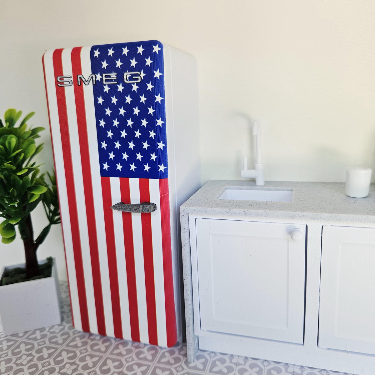 Dolls House USA Flag Fridge | Retro American Style Refrigerator | Opening Door | 1:12 Scale