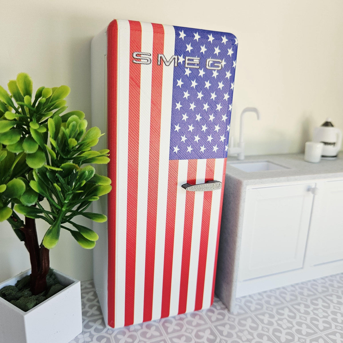 Dolls House USA Flag Fridge | Retro American Style Refrigerator | Opening Door | 1:12 Scale
