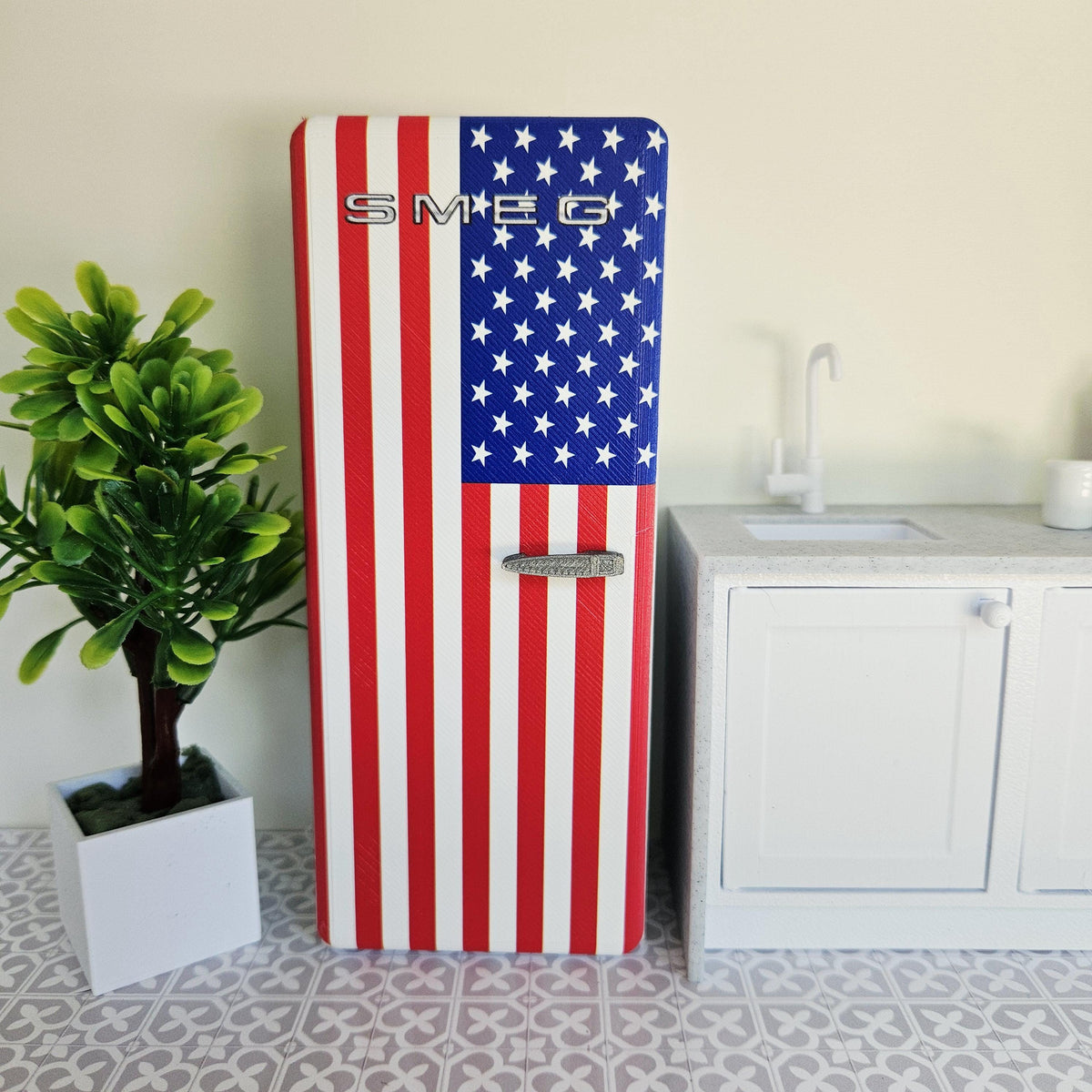 Dolls House USA Flag Fridge | Retro American Style Refrigerator | Opening Door | 1:12 Scale