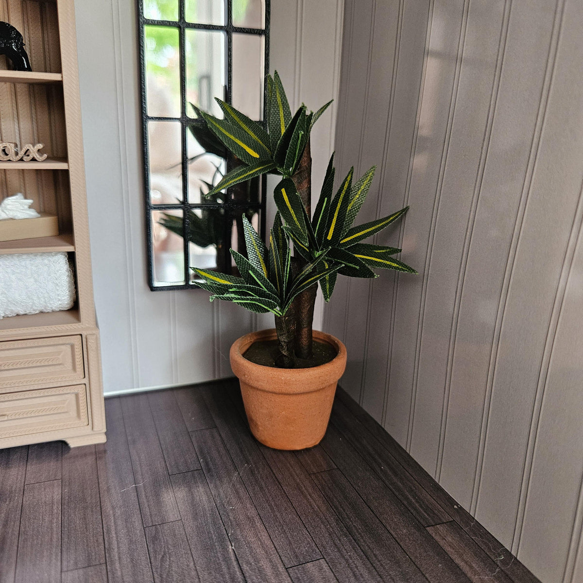 Dolls House Yucca Plant | Potted Indoor Plant | Modern Greenery Decor | 1:12 Scale