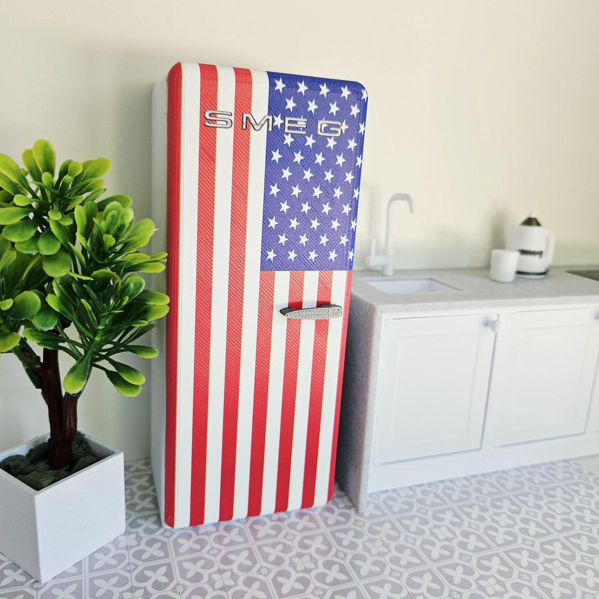 Dolls House USA Flag Fridge | Retro American Style Refrigerator | Opening Door | 1:12 Scale