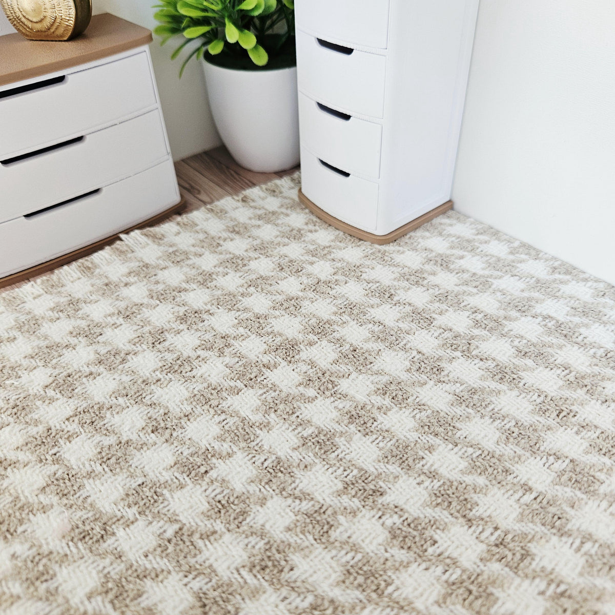 XL Light Beige Houndstooth Rug – alternate view 5 | 1:12 scale dolls house miniature