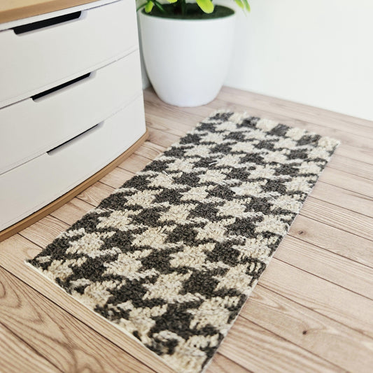 Black Houndstooth Runner / Rug | 1:12 scale dolls house miniature