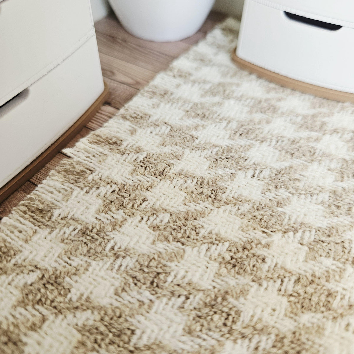 XL Light Beige Houndstooth Rug – alternate view 3 | 1:12 scale dolls house miniature