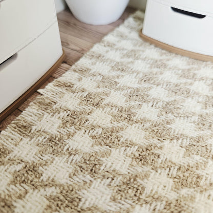 XL Light Beige Houndstooth Rug – alternate view 3 | 1:12 scale dolls house miniature