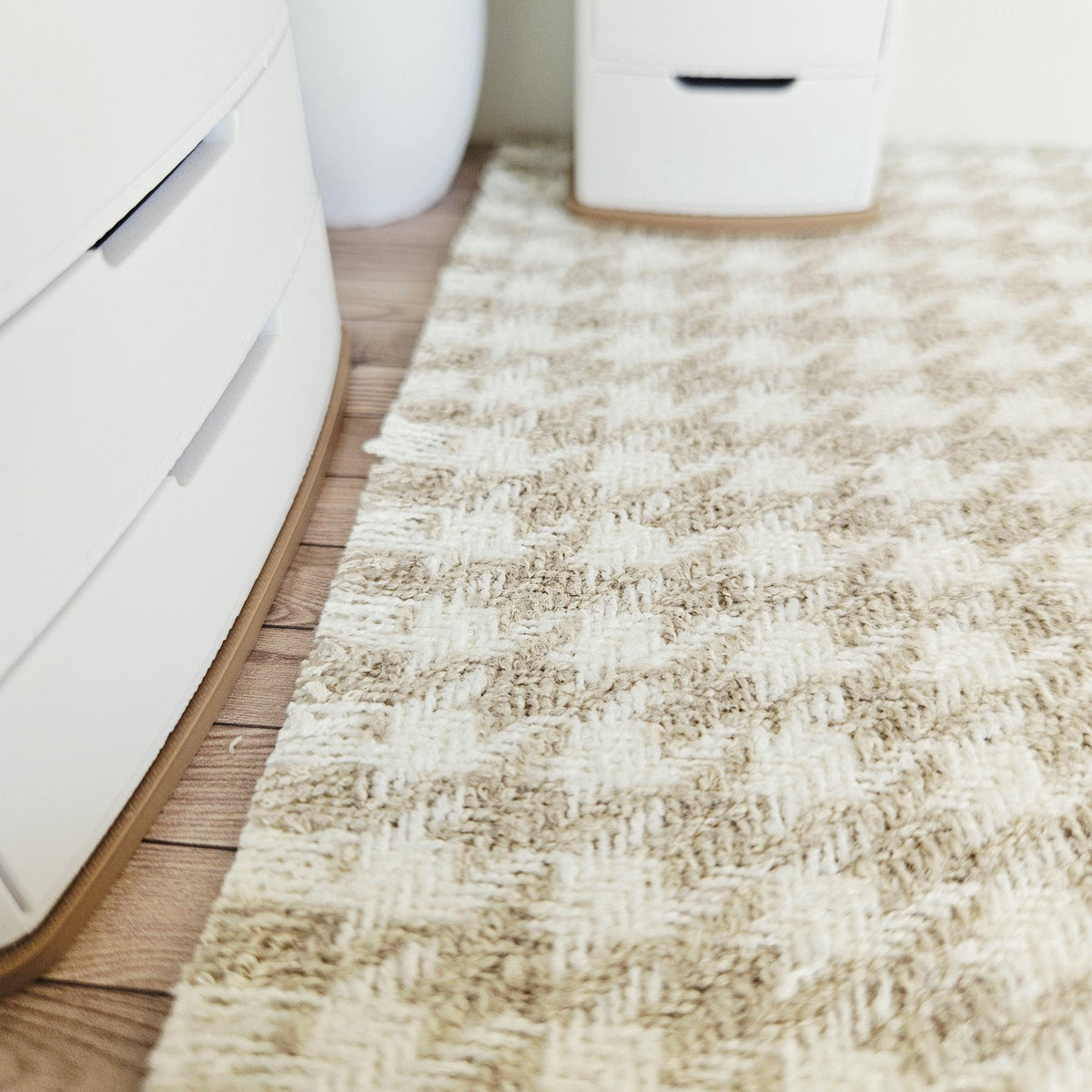 XL Light Beige Houndstooth Rug – alternate view 4 | 1:12 scale dolls house miniature