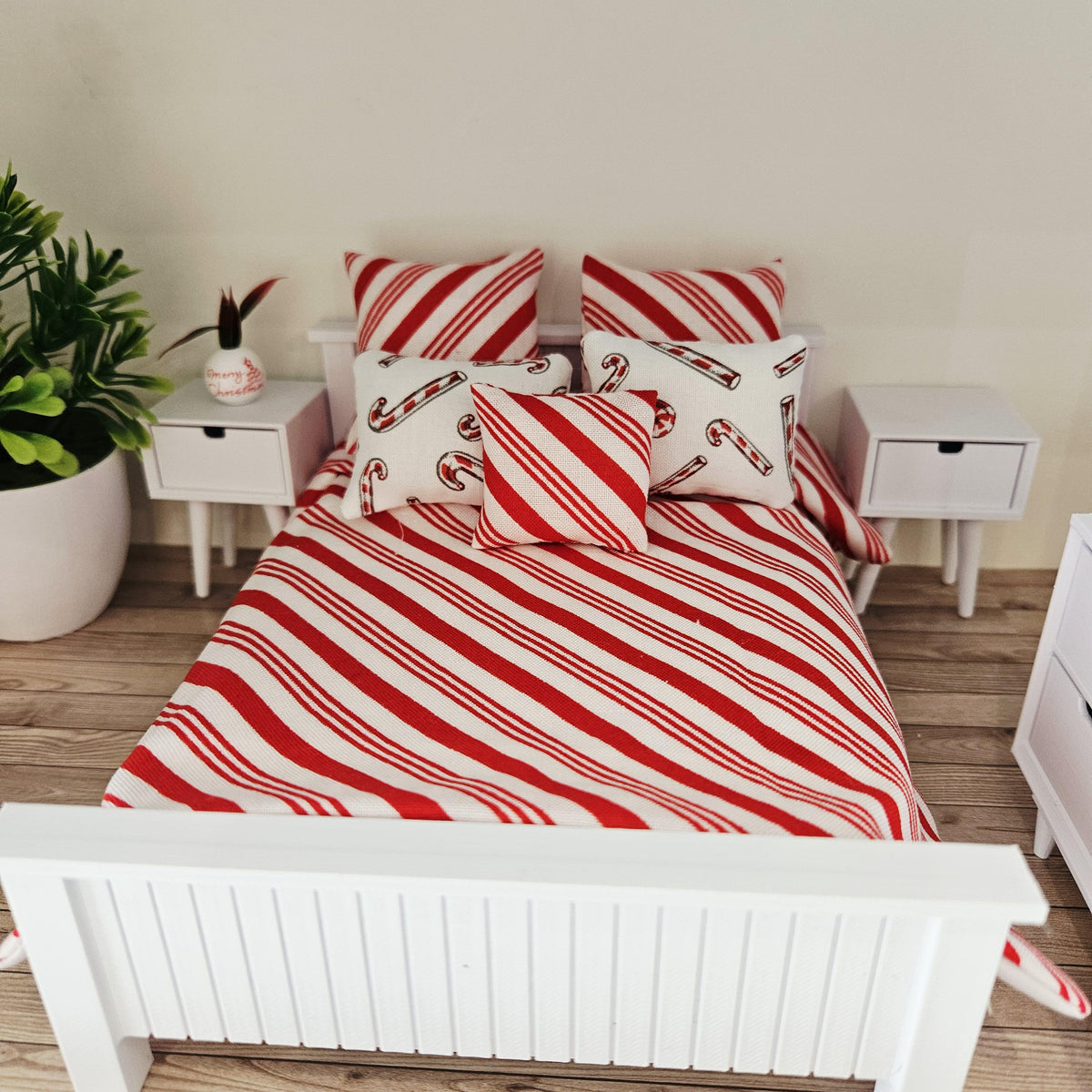 Candy Cane Double Bedding Set – alternate view 2 | 1:12 scale dolls house miniature