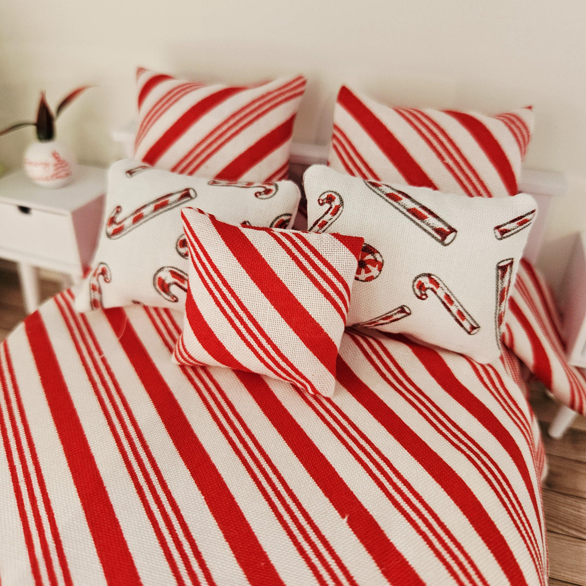 Candy Cane Double Bedding Set – alternate view 3 | 1:12 scale dolls house miniature