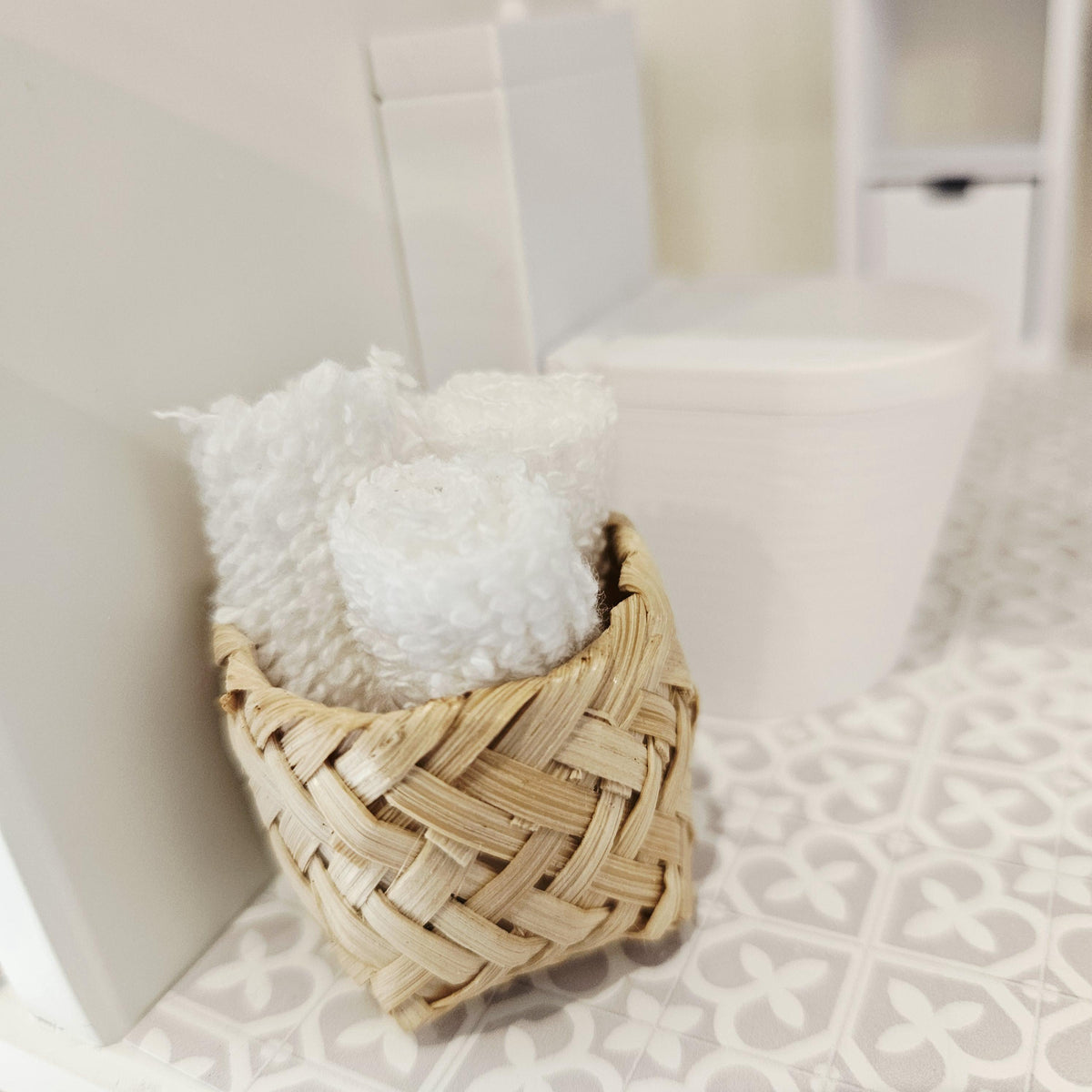 Small Wicker Basket with 3 Towels | 1:12 scale dolls house miniature