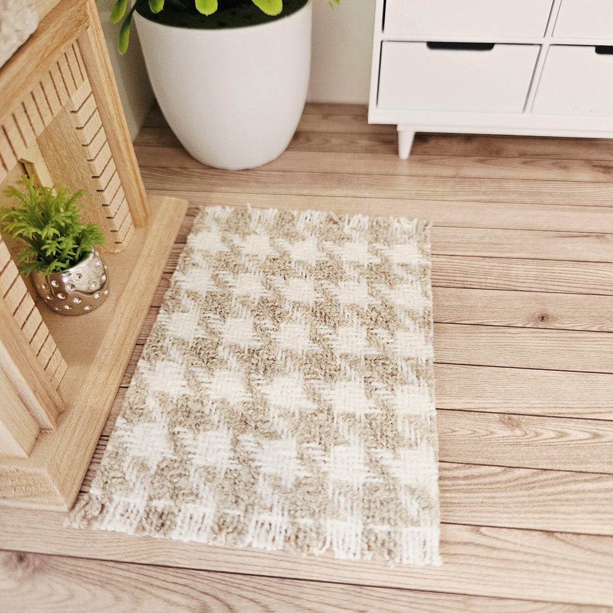 Small Beige Houndstooth Rug – alternate view 2 | 1:12 scale dolls house miniature