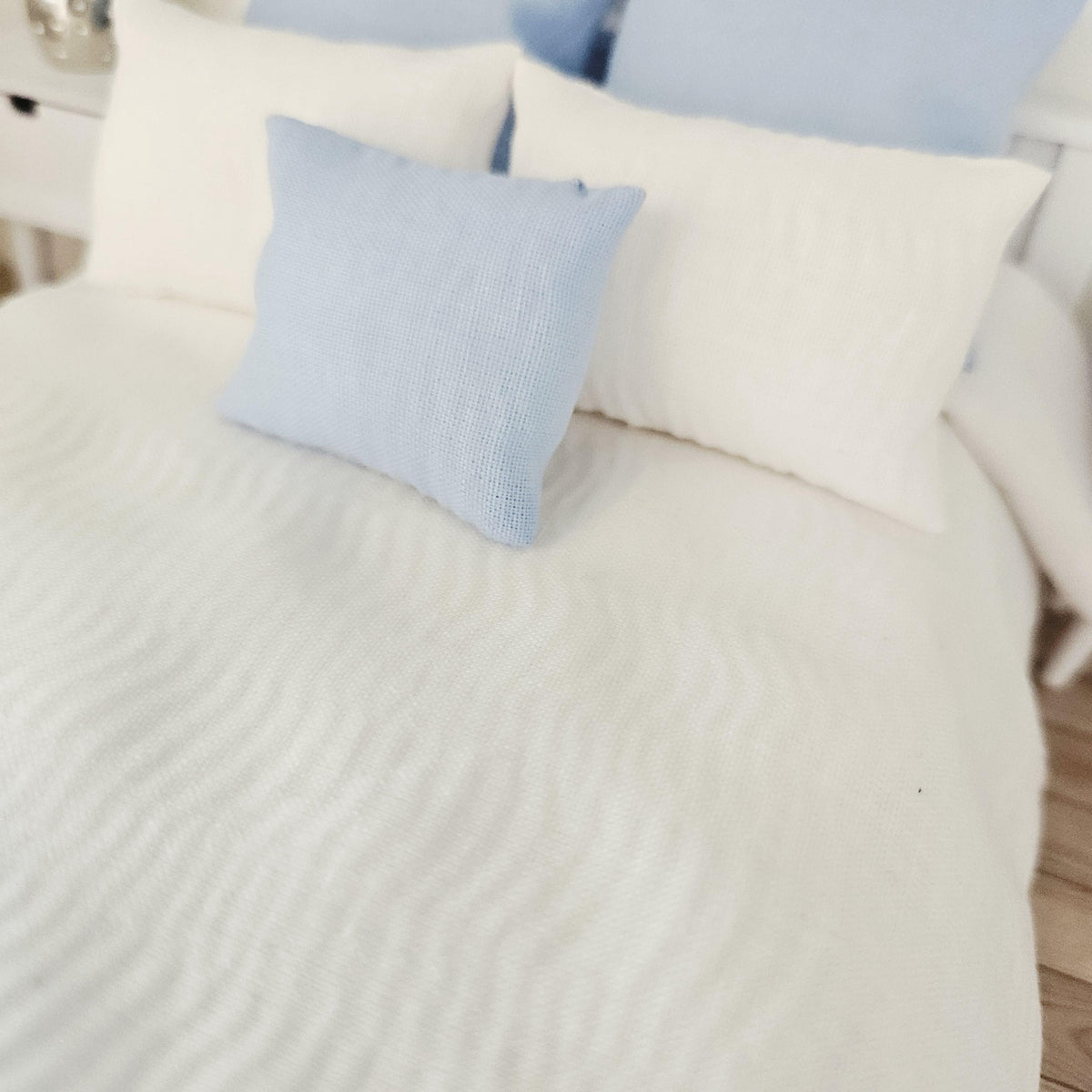 Blue & White Beach Double Bedding Set – alternate view 3 | 1:12 scale dolls house miniature