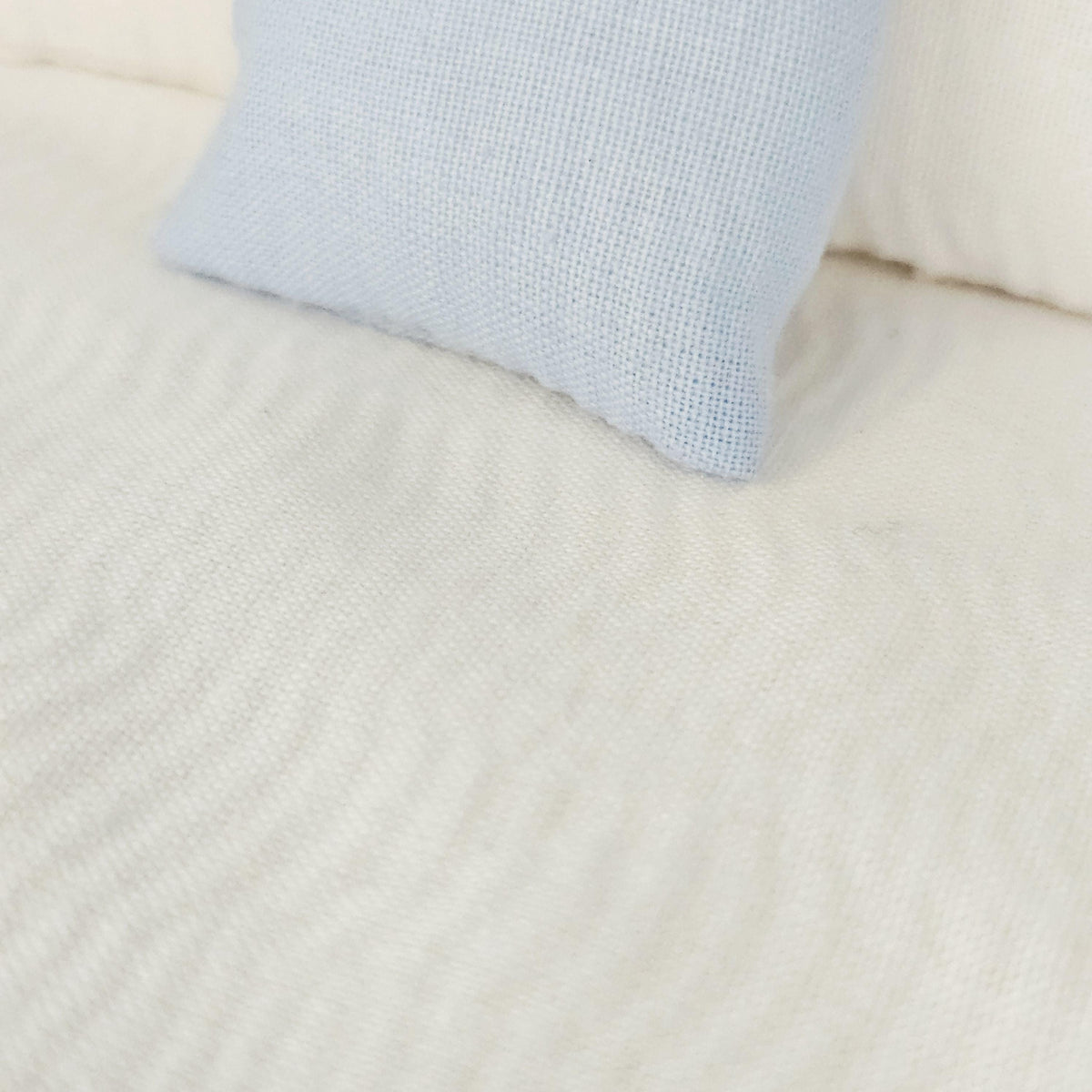 Blue & White Beach Double Bedding Set – alternate view 5 | 1:12 scale dolls house miniature