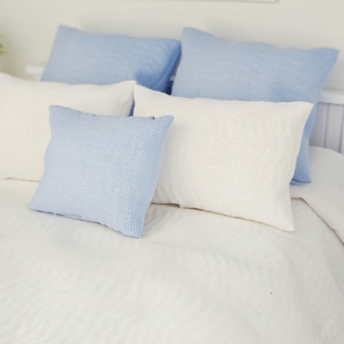 Blue & White Beach Double Bedding Set – alternate view 6 | 1:12 scale dolls house miniature