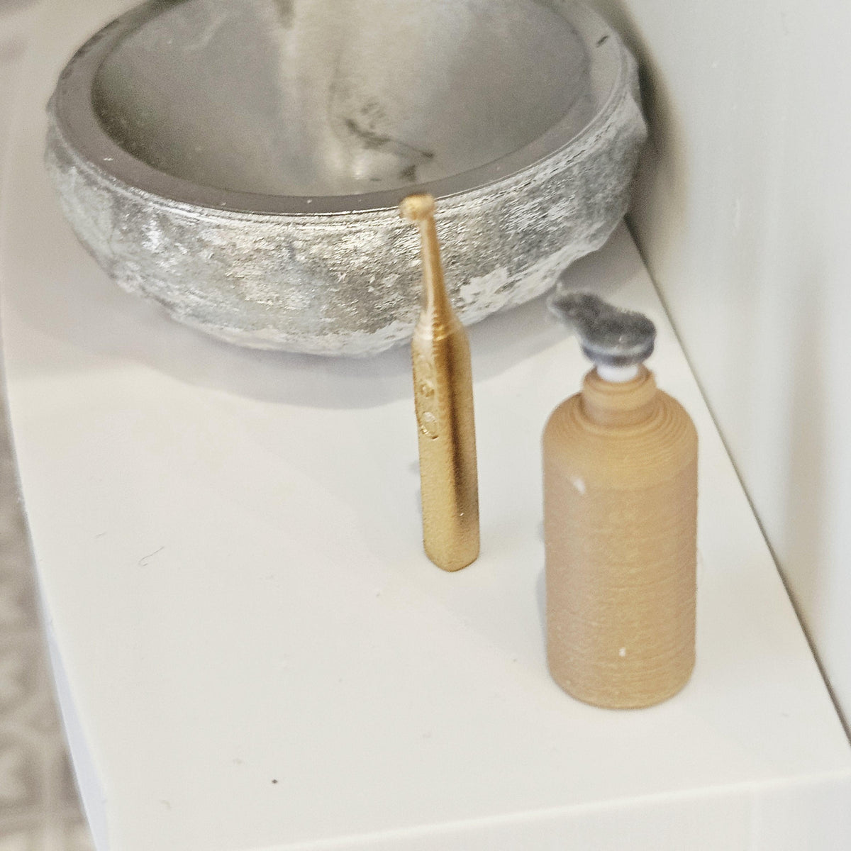 Electric Toothbrush – alternate view 3 | 1:12 scale dolls house miniature