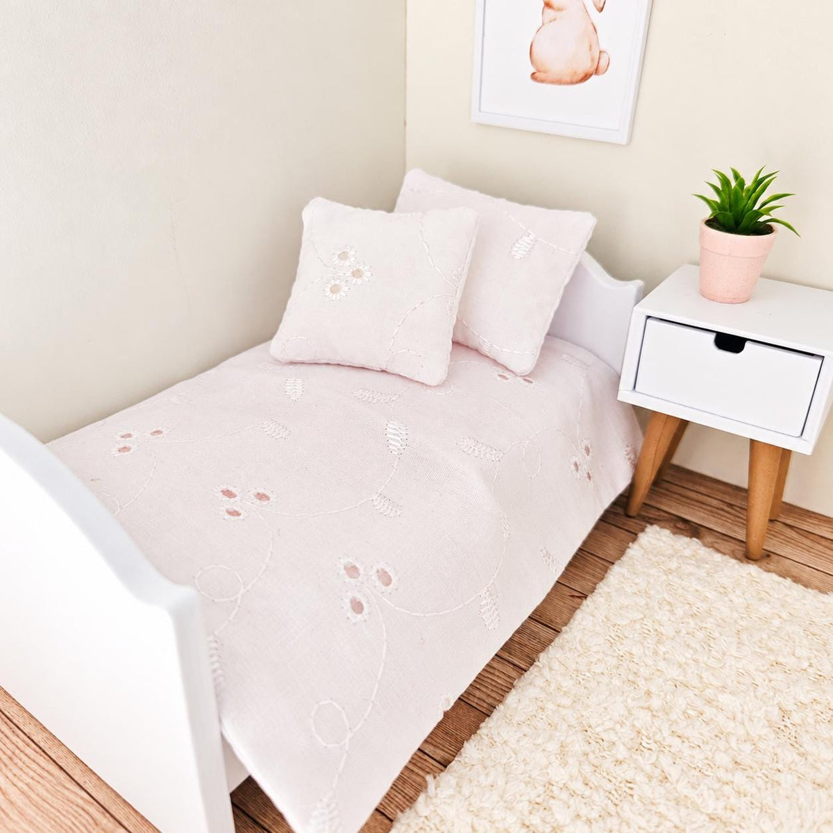 white floral leaf junior bedding set in a 1:12 scale dolls house display