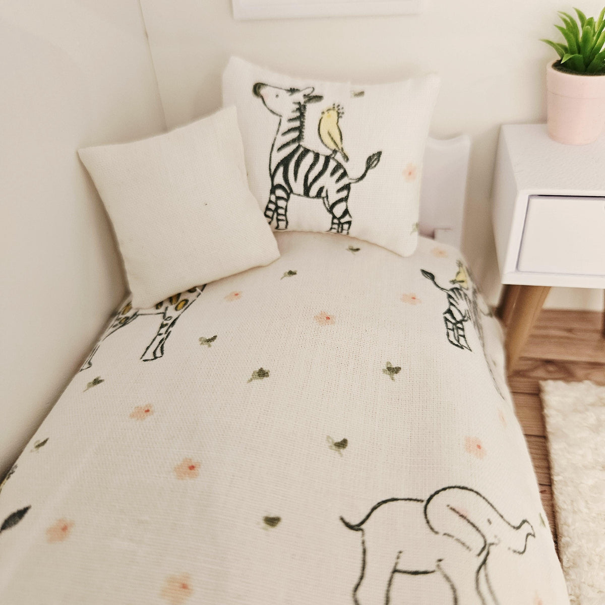 safari animals junior bedding set in a 1:12 scale dolls house display, detail view 4