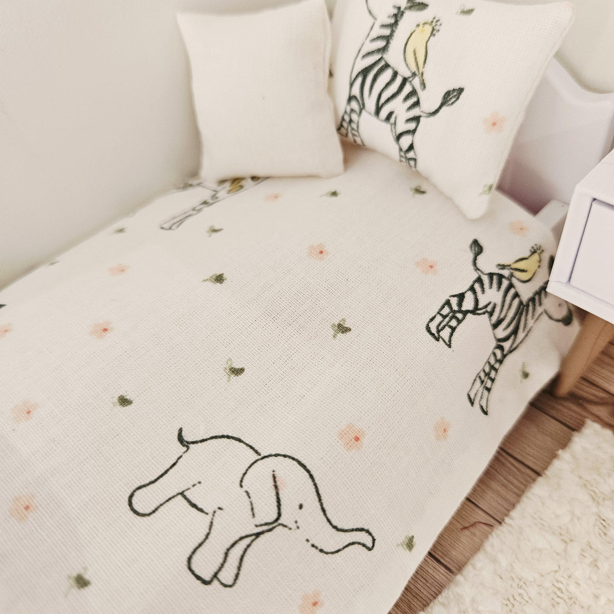 safari animals junior bedding set in a 1:12 scale dolls house display, detail view 5