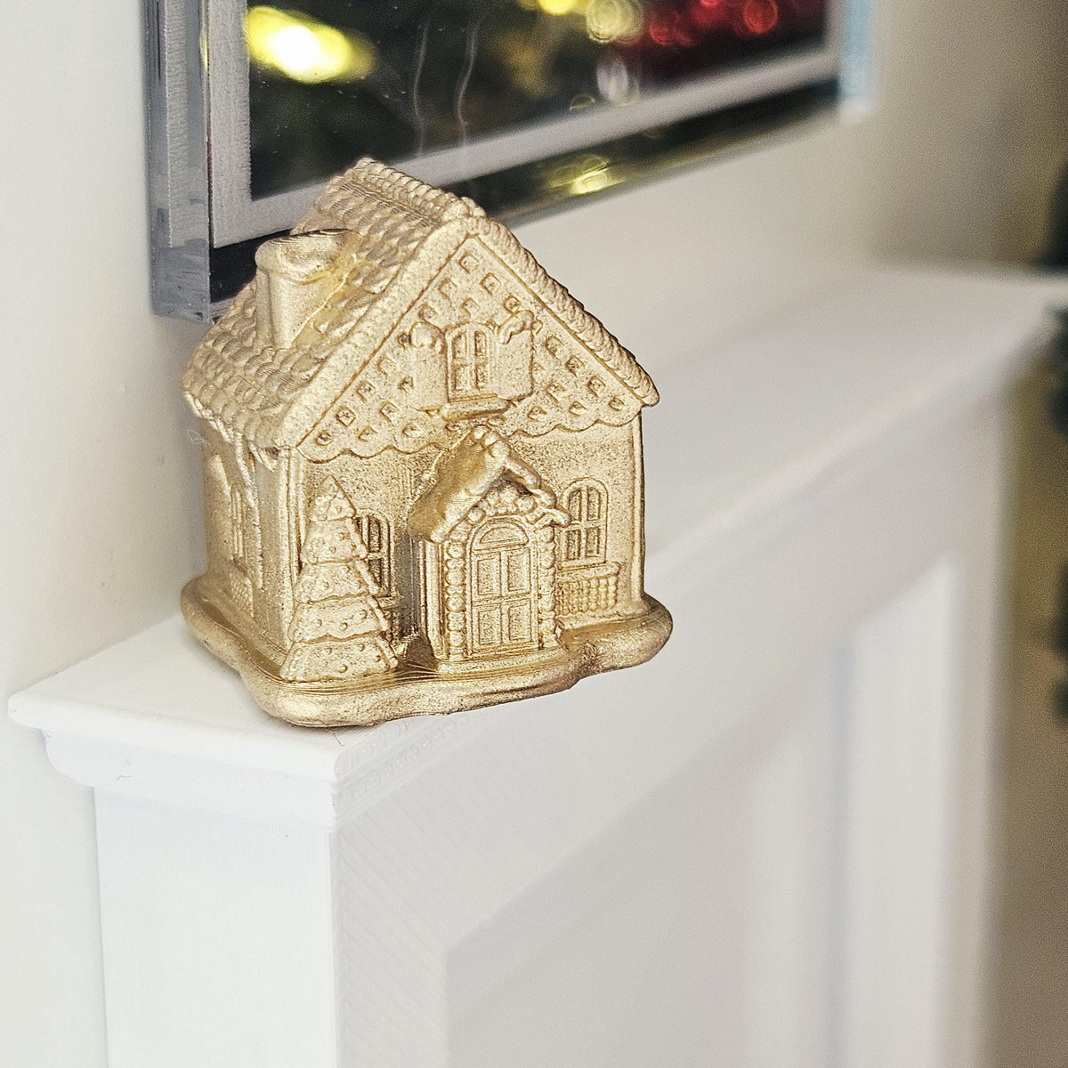Gold christmas gingerbread house – two sizes in a 1:12 scale dolls house display
