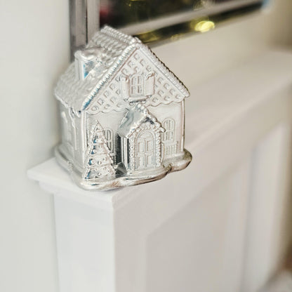 Silver christmas gingerbread house – two sizes in a 1:12 scale dolls house display, detail view 2