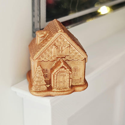 Copper christmas gingerbread house – two sizes in a 1:12 scale dolls house display, detail view 3