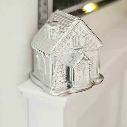 Silver christmas gingerbread house – two sizes in a 1:12 scale dolls house display, detail view 4