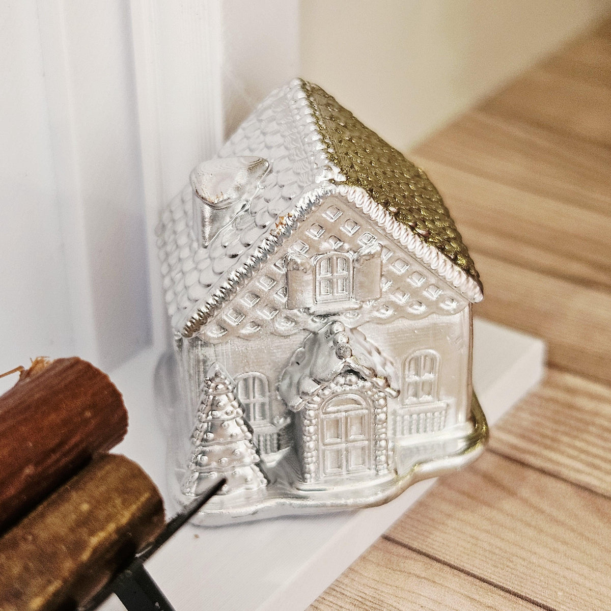 Silver christmas gingerbread house – two sizes in a 1:12 scale dolls house display, detail view 5